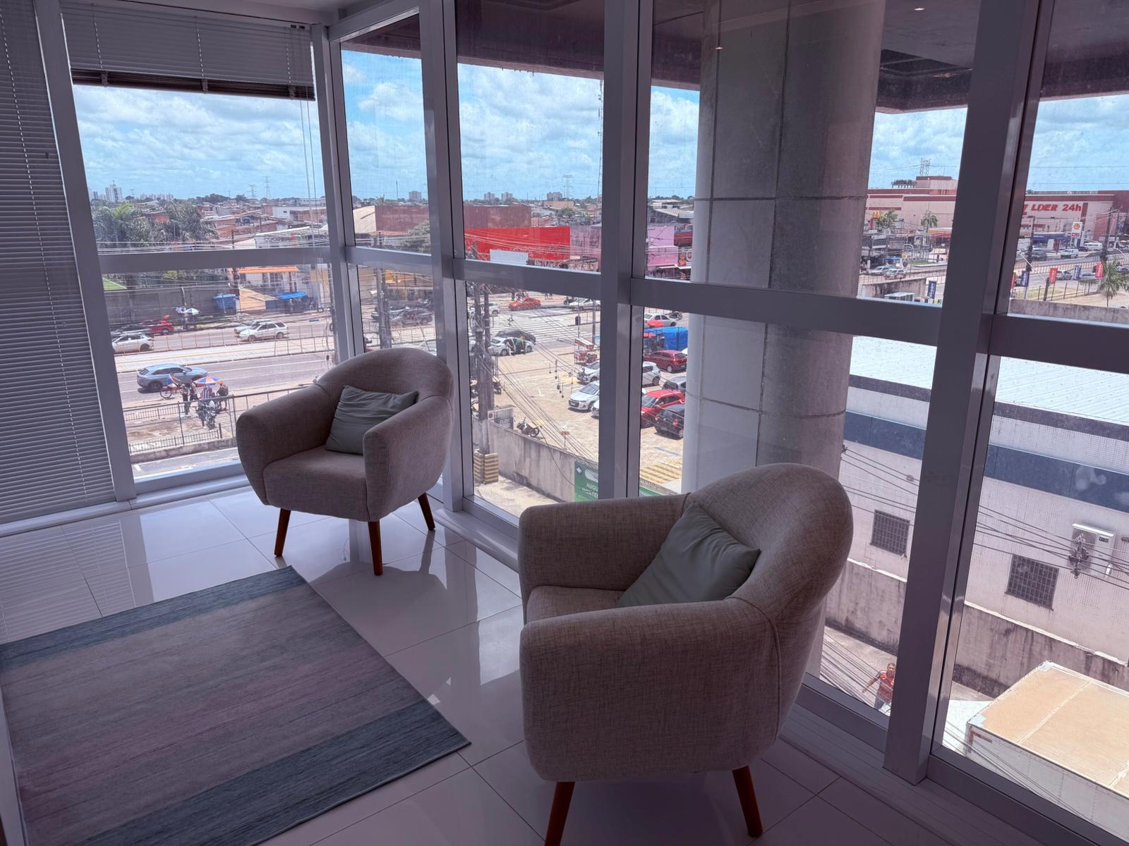 Sala de espera do Neuroterapia com vista panorâmica para a Avenida Augusto Montenegro, Belém